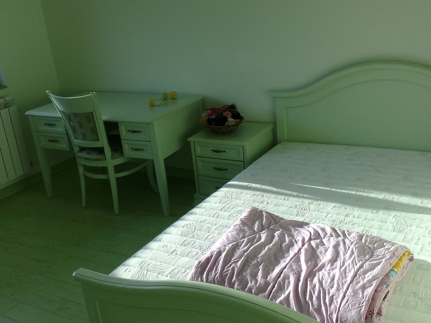 дървена спалня в бял цвят в комплект с нощни шкафчета
