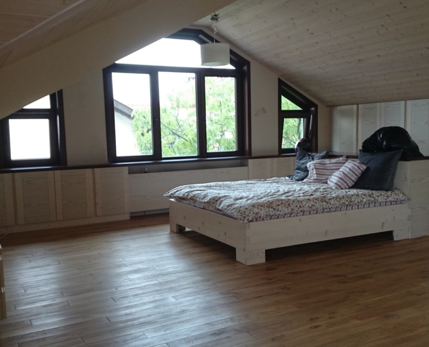 спалня от иглолистна дървесина в бял цвят с ракла