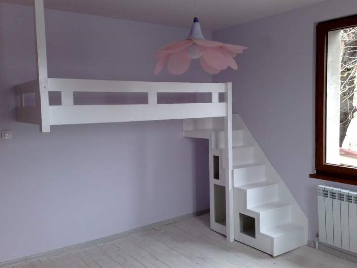 дървено детско легло на второ ниво със стълба