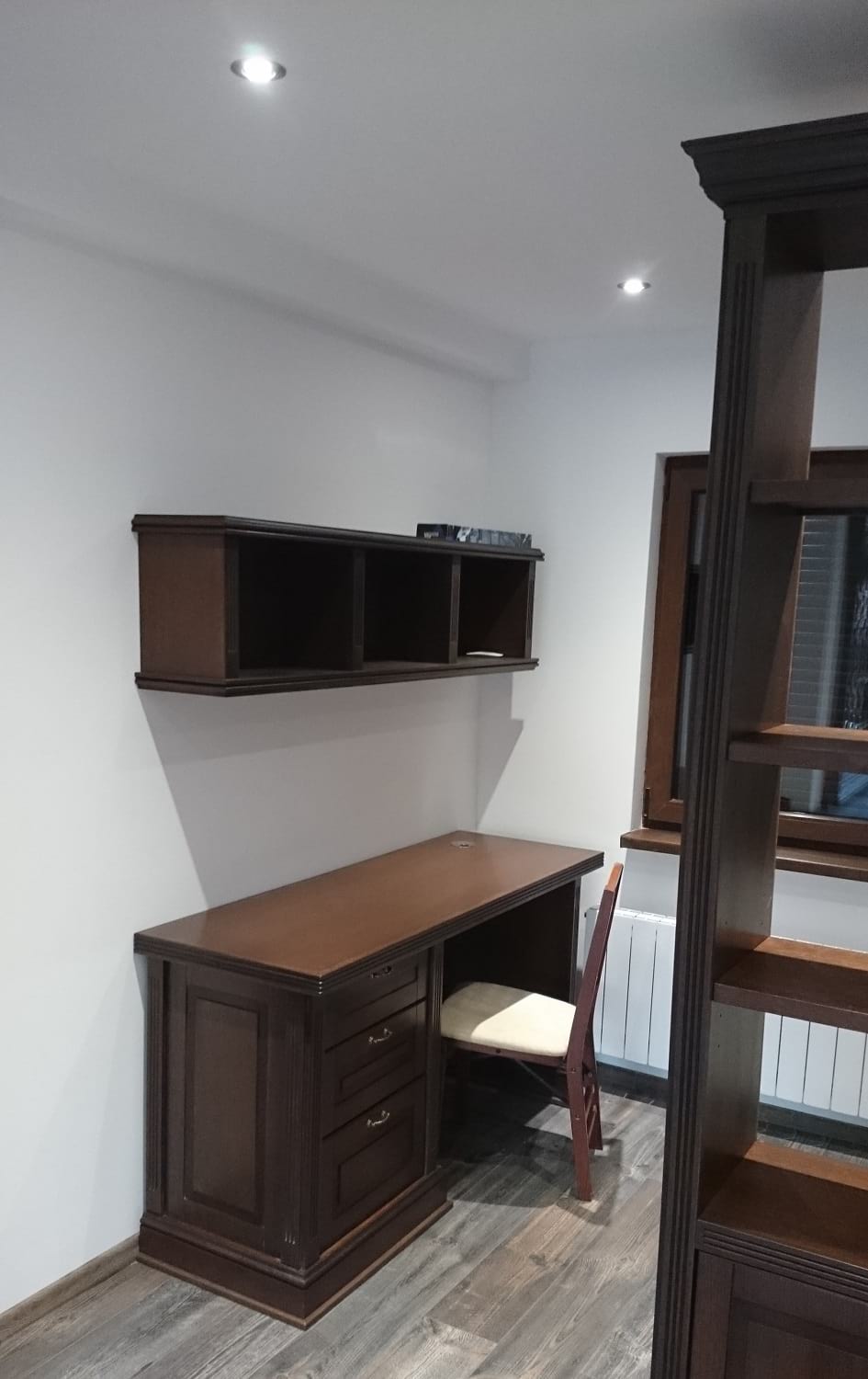 дървено бюро за дома с вградени чекмеджета и рафт на стената