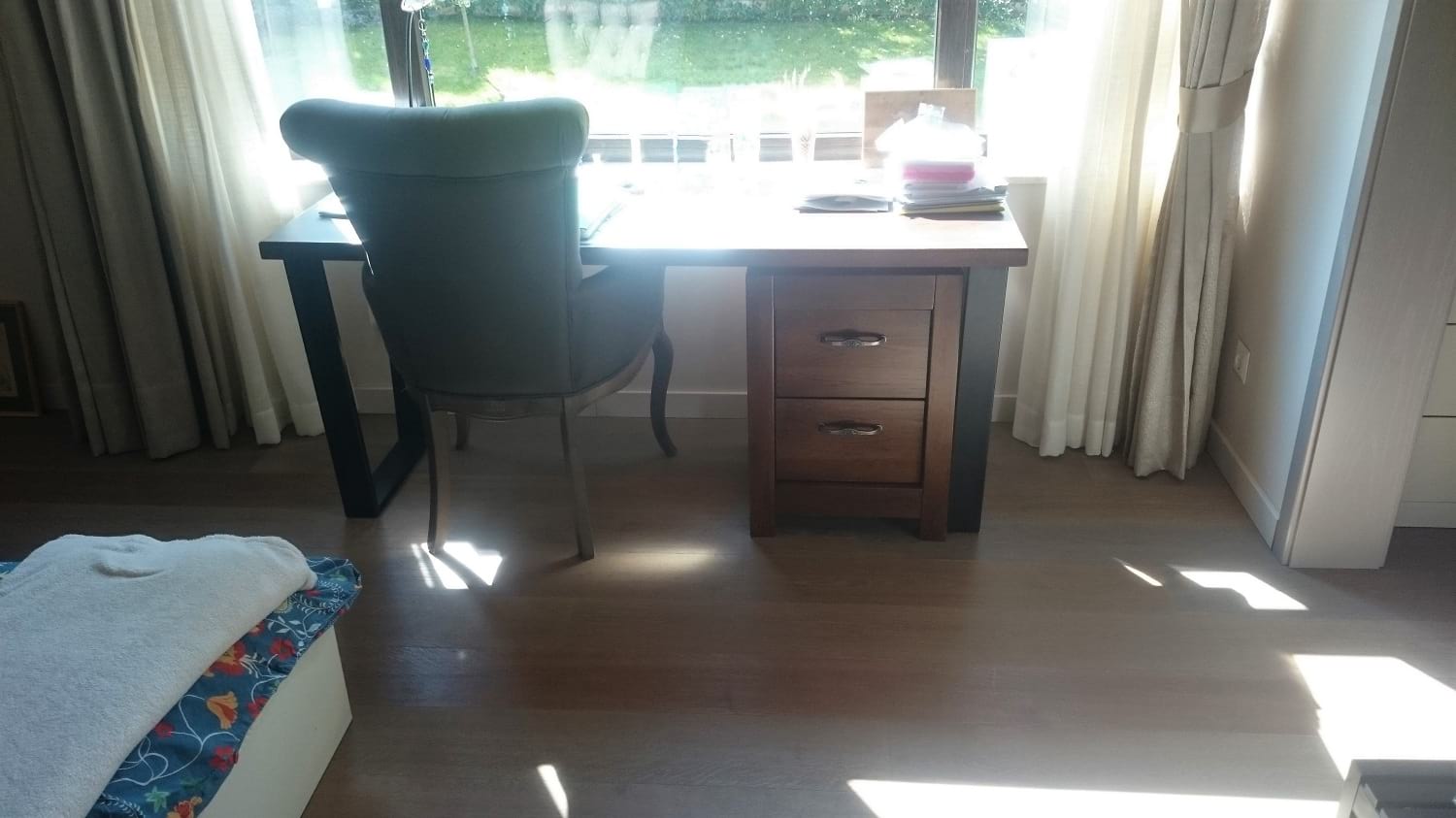малко бюро от дърво за дома с отделно шкафче под плота
