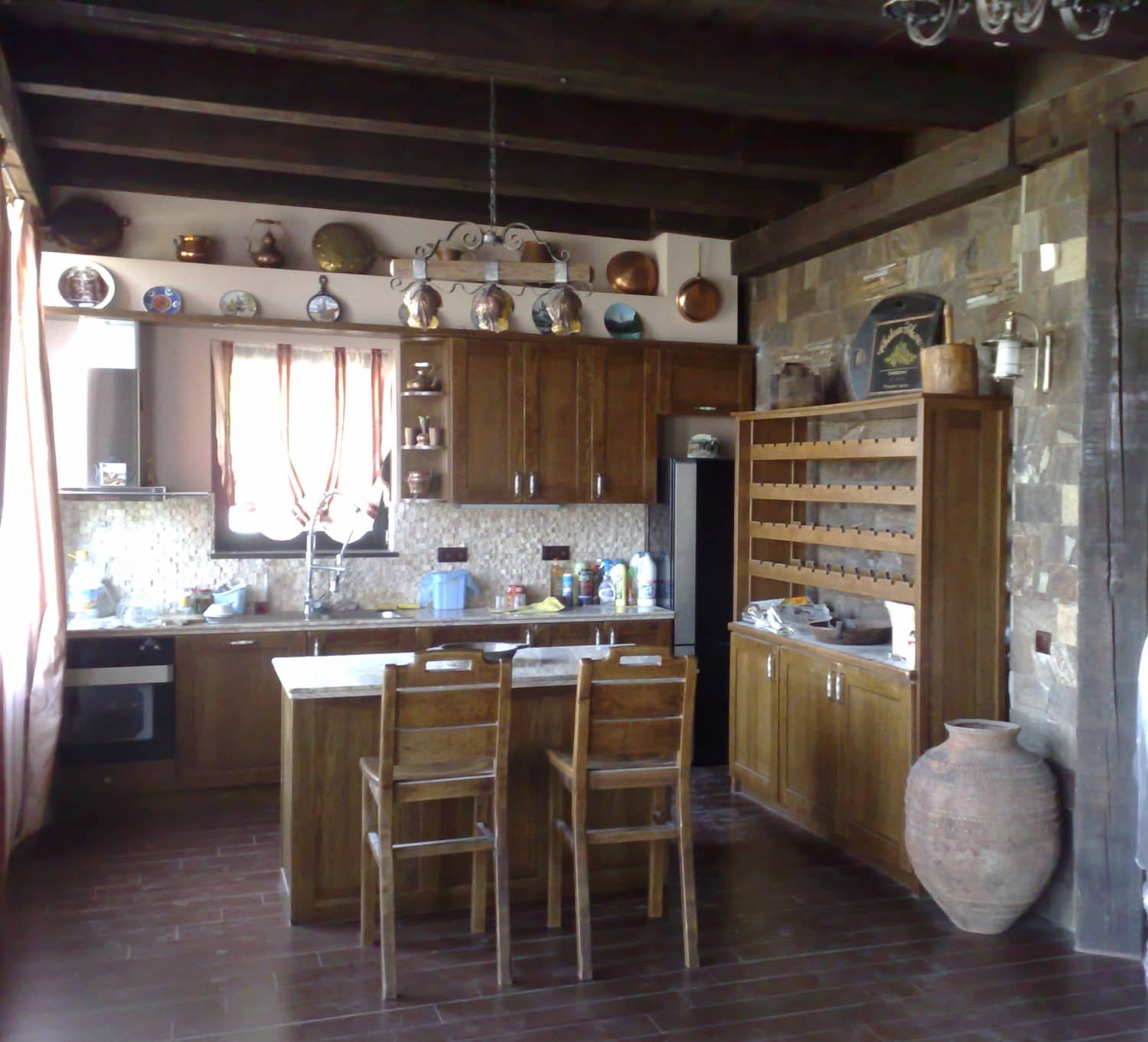 дървена кухня с остров и бар столове в комплект с винен шкаф в рустикален стил