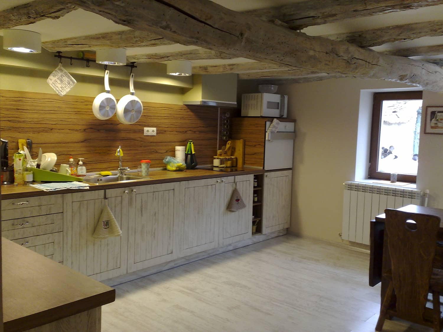 ъглова кухня в рустикален стил с плот и гръб от дърво