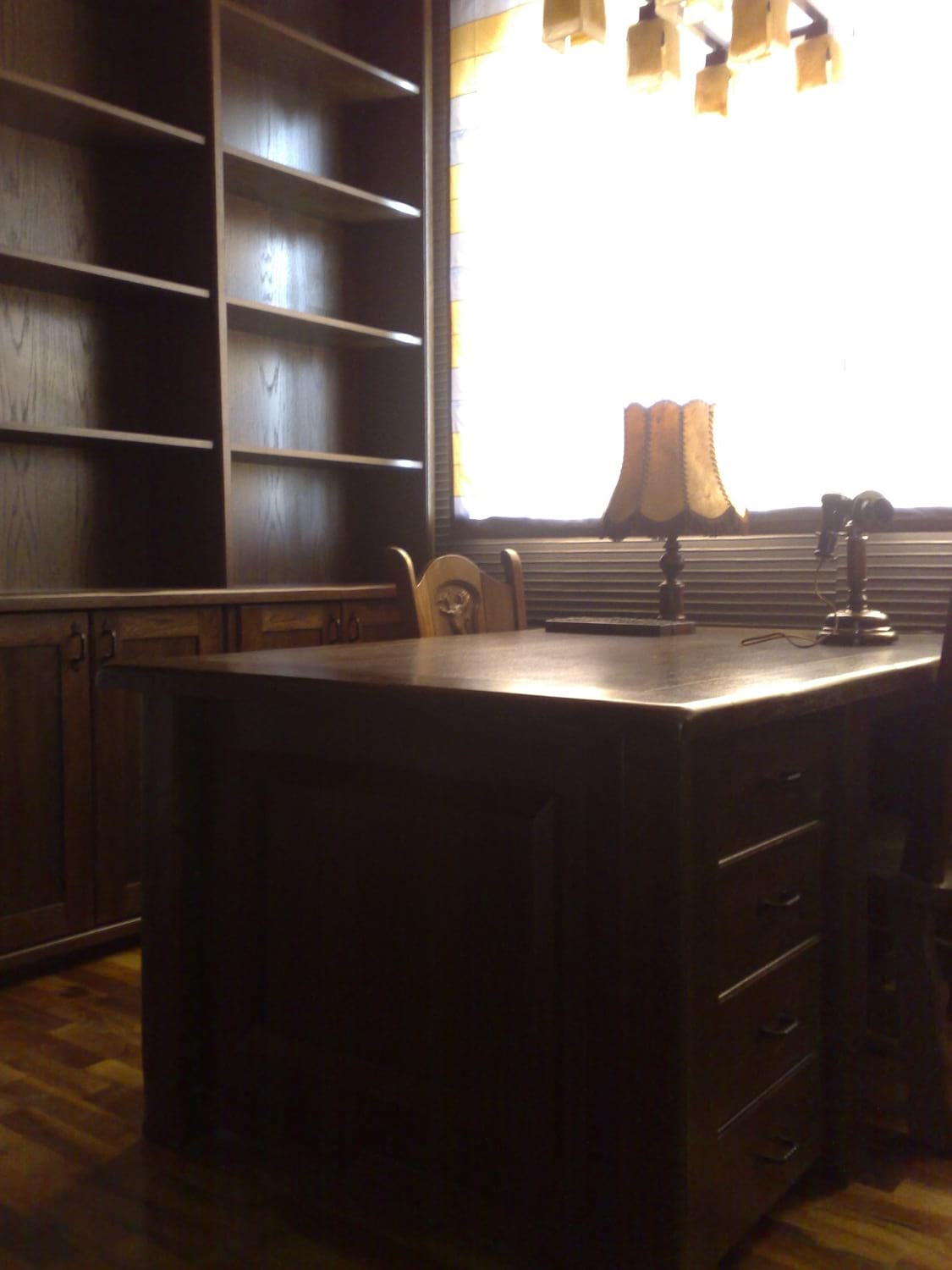 офисно бюро от масивно дърво с чекмеджета в комплект със столове и секция за стена
